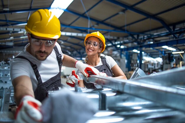 Operai che lavorano nella linea di produzione