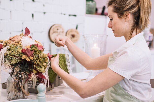 Operaio concentrato che fa composizione floreale