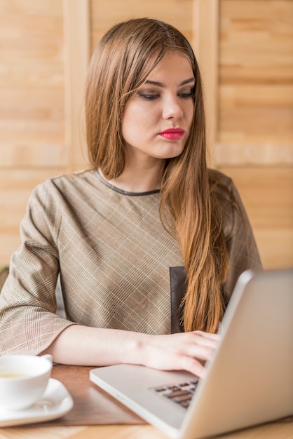 operaio concentrato con il computer portatile