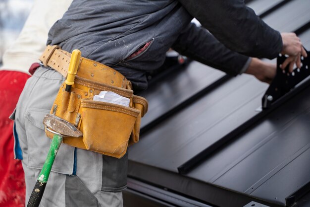 Operaio edile che fa il suo lavoro con la cintura