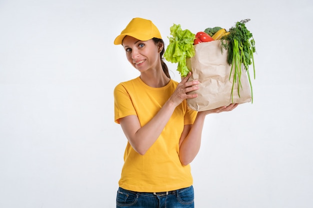 Operaio femminile di consegna del cibo con il pacchetto alimentare