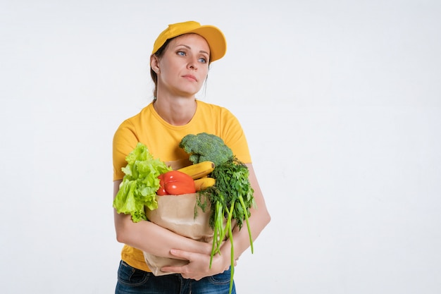 Operaio femminile di consegna del cibo con il pacchetto alimentare