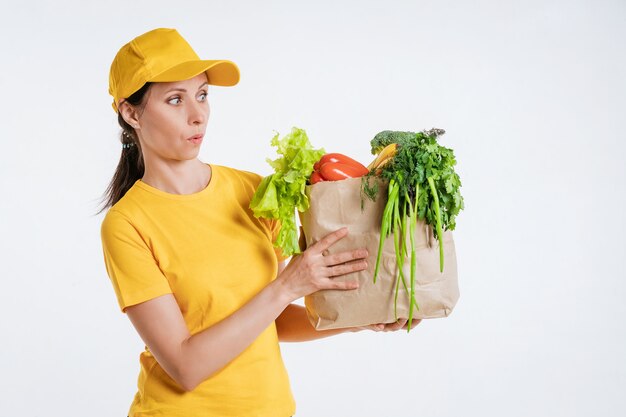 Operaio femminile di consegna del cibo con il pacchetto di cibo