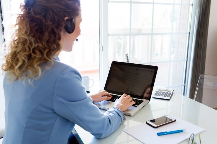 Foto gratuito operatore del servizio clienti che parla sul telefono nell&#39;ufficio.