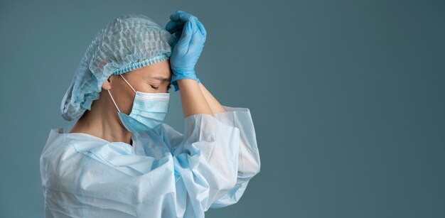 Operatore sanitario della donna con lo spazio della copia