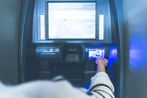 Operazione ATM presso la banca