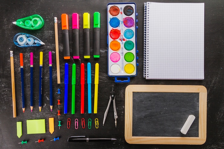 Foto gratuito ordinati materiali per la scuola