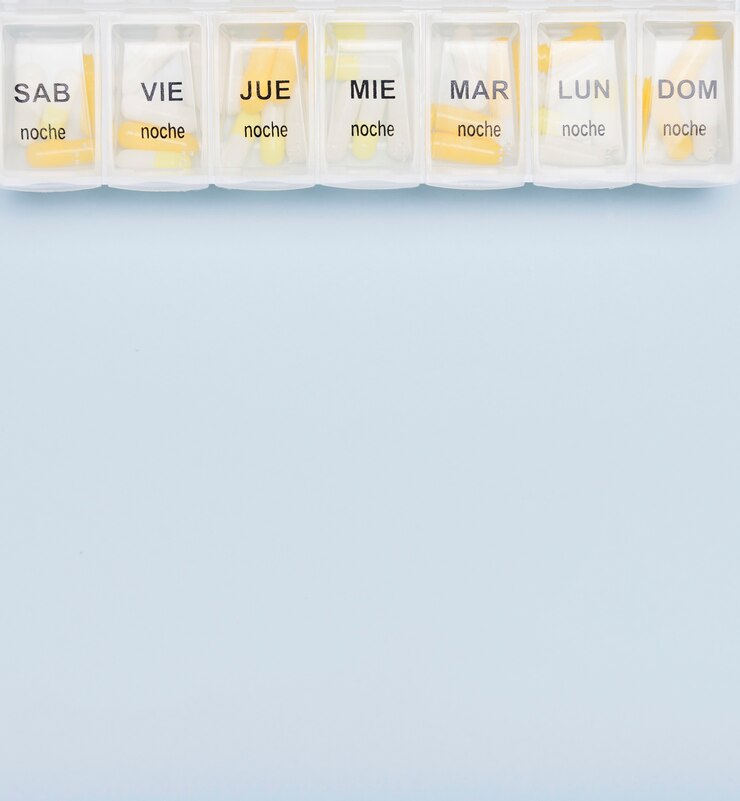 Foto gratuito organizer per pillole con copia spazio