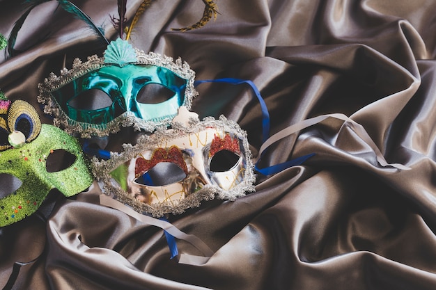Organizzate maschere colorate su seta