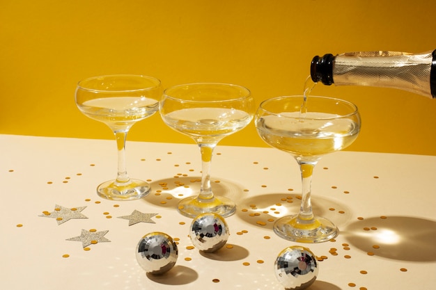 Organizzazione festa di Capodanno con bicchieri e bevande