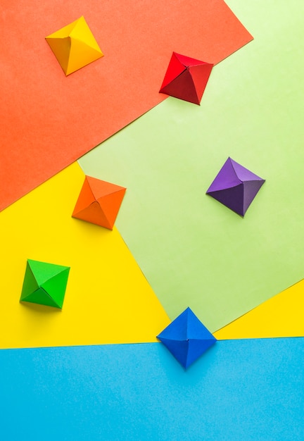 Origami di carta nei colori LGBT