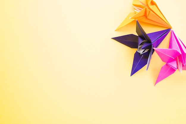 Origami fiori di carta colorata su sfondo giallo