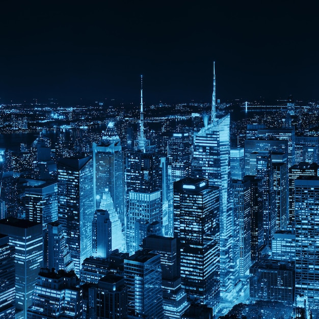 Orizzonte del centro di New York City con i grattacieli e il paesaggio urbano urbano alla notte.
