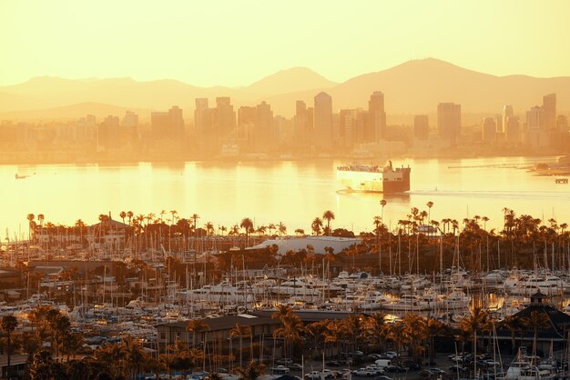 Orizzonte del centro di San Diego all'alba con la barca nel porto.