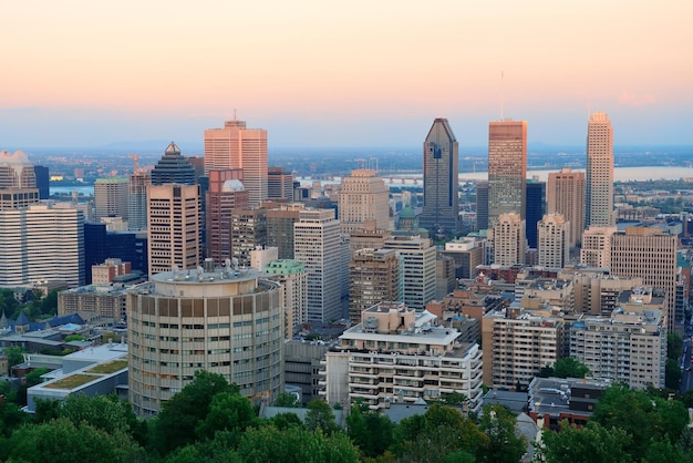 Orizzonte della città di Montreal al tramonto visto da Mont Royal con grattacieli urbani.