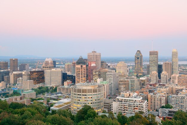 Orizzonte della città di Montreal al tramonto visto da Mont Royal con grattacieli urbani.