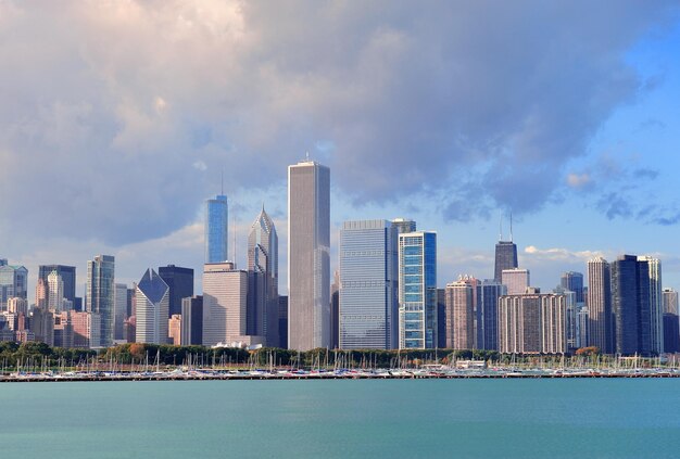 Orizzonte di Chicago sul lago Michigan