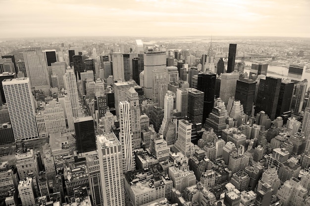 Orizzonte di Manhattan con i grattacieli di New York in bianco e nero