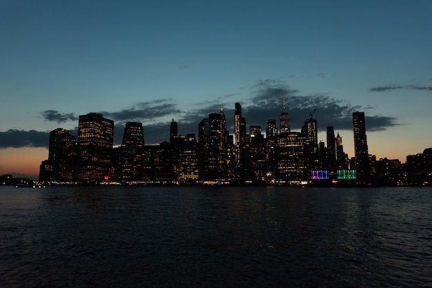 Orizzonte di New York City alla notte