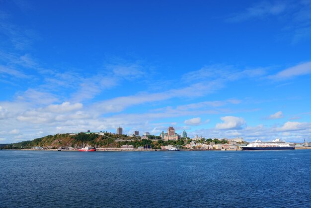 Orizzonte di Quebec City sul fiume con cielo blu e nuvole.