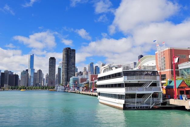 Orizzonte urbano del centro della città di Chicago con i grattacieli sopra il lago Michigan con il cielo blu nuvoloso.