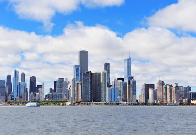 Orizzonte urbano della città di Chicago con i grattacieli sopra il lago Michigan con il cielo blu nuvoloso.