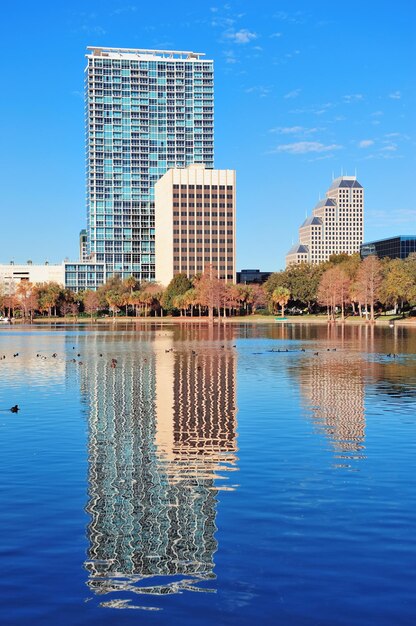 Orlando Lake Eola al mattino con grattacieli urbani e cielo azzurro.