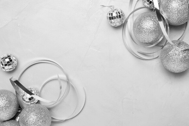 Ornamenti d'argento di Natale sulla tavola bianca