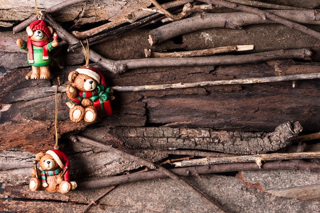 Ornamenti di Natale carino su fondo in legno