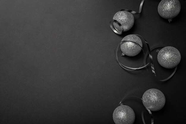 Ornamenti di Natale grigio sulla tavola nera