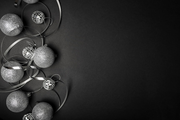Foto gratuito ornamenti di natale grigio sulla tavola nera