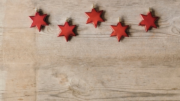 Ornamenti di stelle rosse per Natale con copia spazio sul fondo