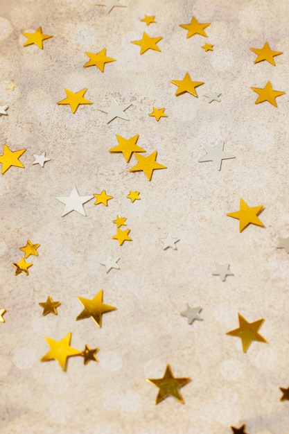 Ornamenti dorati delle stelle dell'angolo alto sulla tavola