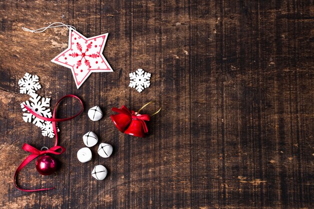 Ornamenti svegli di natale su fondo di legno con lo spazio della copia