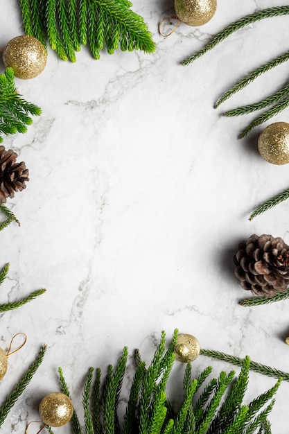 Ornamento di Natale posto su sfondo bianco marmo