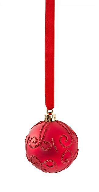 Ornamento rosso di natale che pende dal nastro su bianco