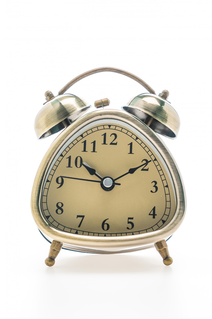 Foto gratuito orologio da sveglia classico