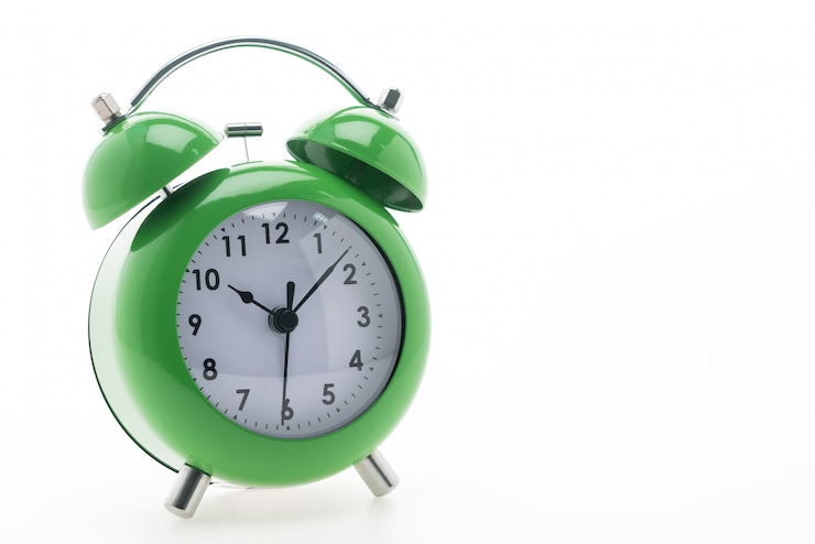 Foto gratuito orologio da sveglia classico