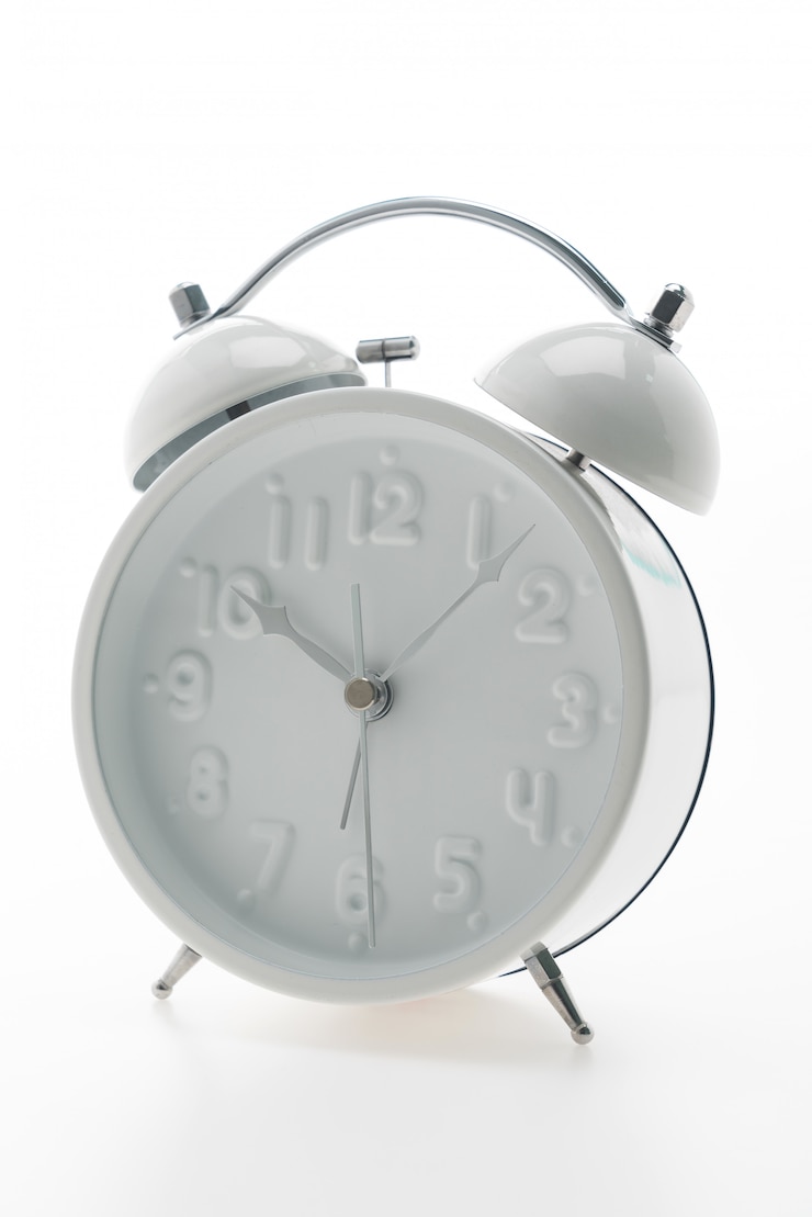 Foto gratuito orologio da sveglia classico