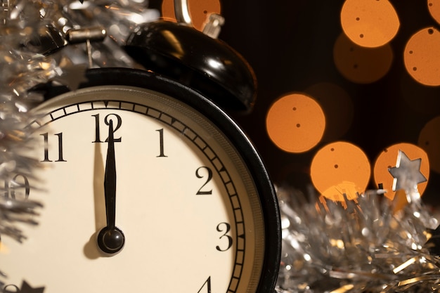 Orologio del primo piano che ticchetta sulla notte di nuovo anno