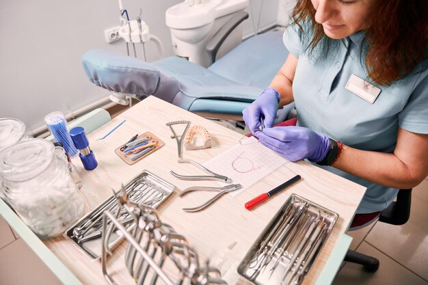 Ortodontista femminile che lavora nello studio dentistico