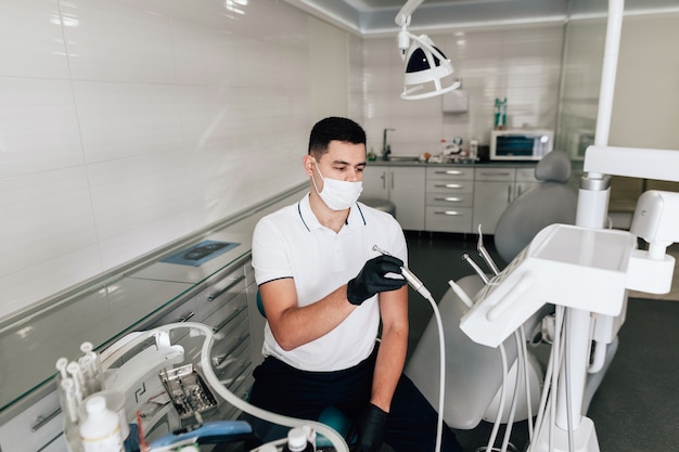 Ortodontista in carica preparando strumenti chirurgici