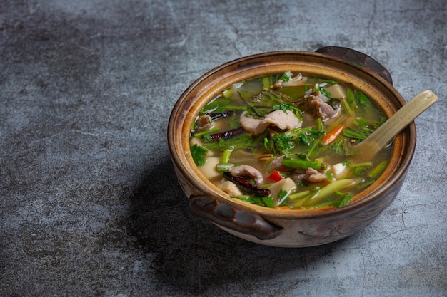 Ossa di maiale Tom Yum Thai food, costolette di maiale tom yum decorate con ingredienti.