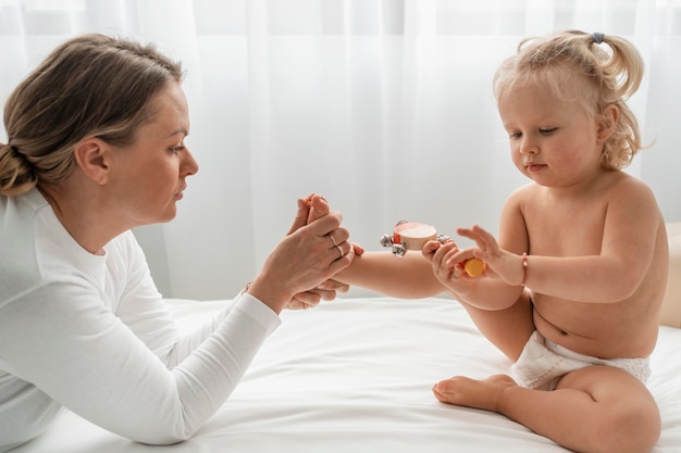 Osteopata che cura una bambina