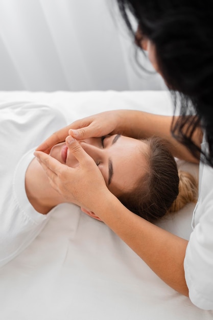 Osteopata femminile che tratta un paziente