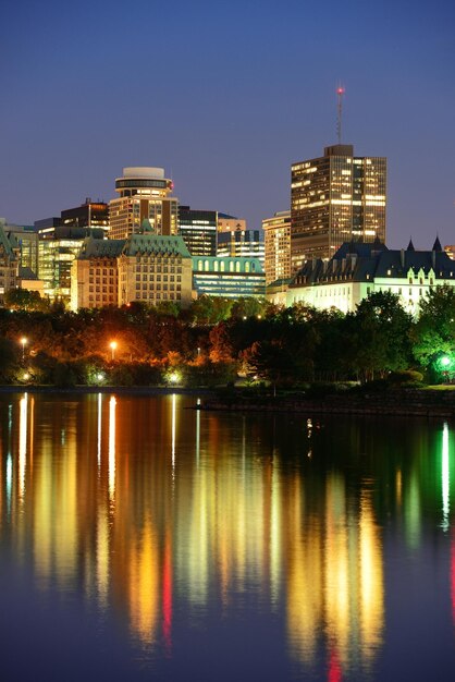 Ottawa di notte sul fiume con architettura storica.