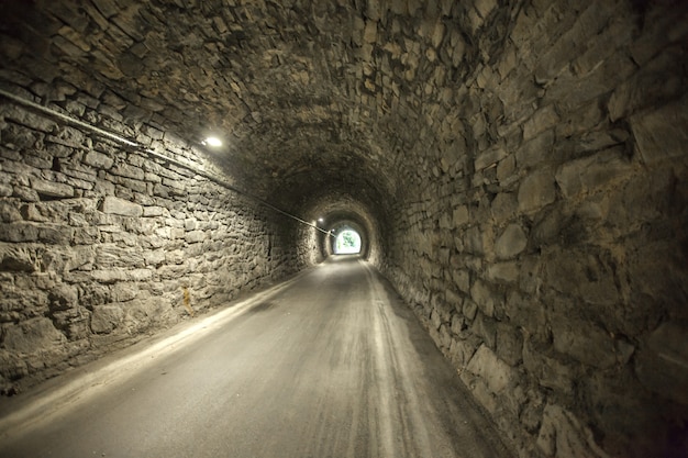Ottima ripresa dell'ingresso di un vecchio tunnel in pietra dall'altra estremità di un vecchio tunnel in pietra