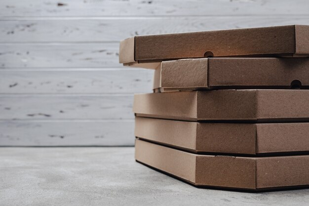 Pacchetti di pizza su sfondo chiaro cemento