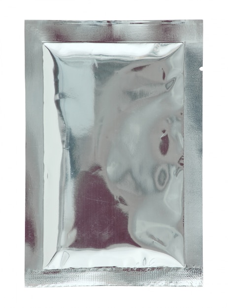 Pacchetto alluminio sacchetto di fogli isolato su sfondo bianco