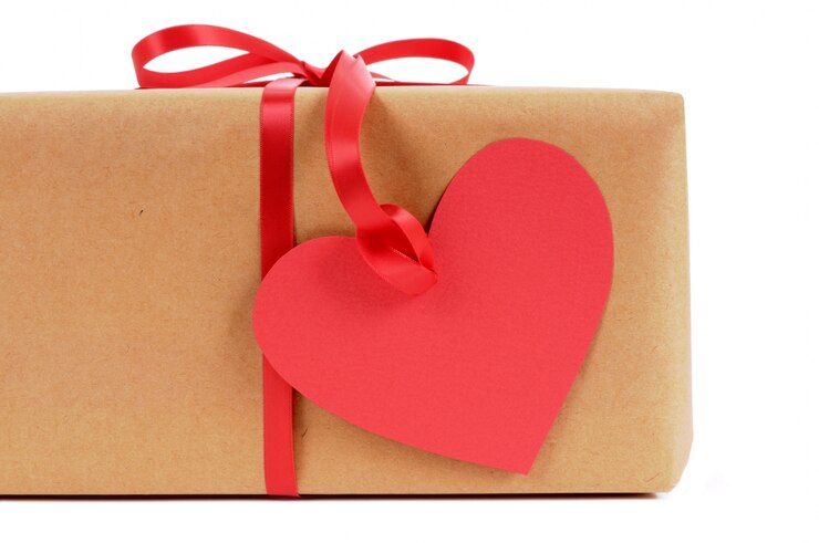 Foto gratuito pacchetto con etichetta regalo cuore di san valentino